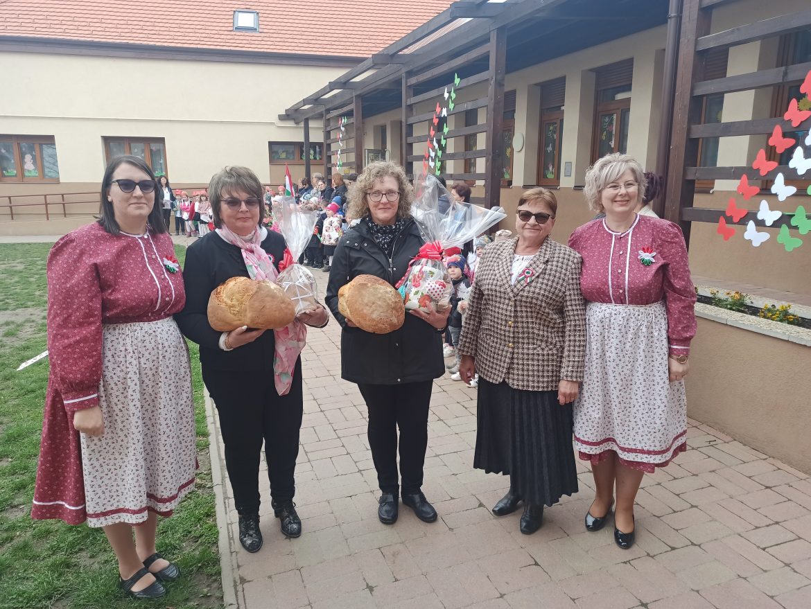 román és magyar óvodások együtt ünnepeltek, nemzeti ünnep, Makó, március 15.