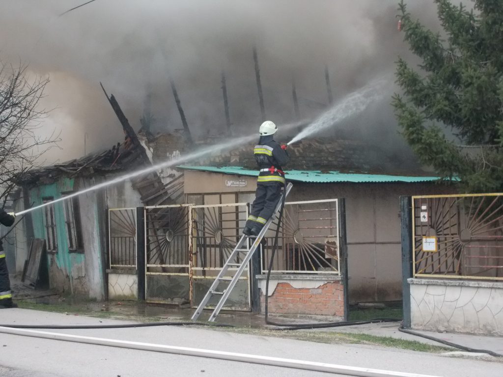makói tűzoltók, lángok, tűzeset