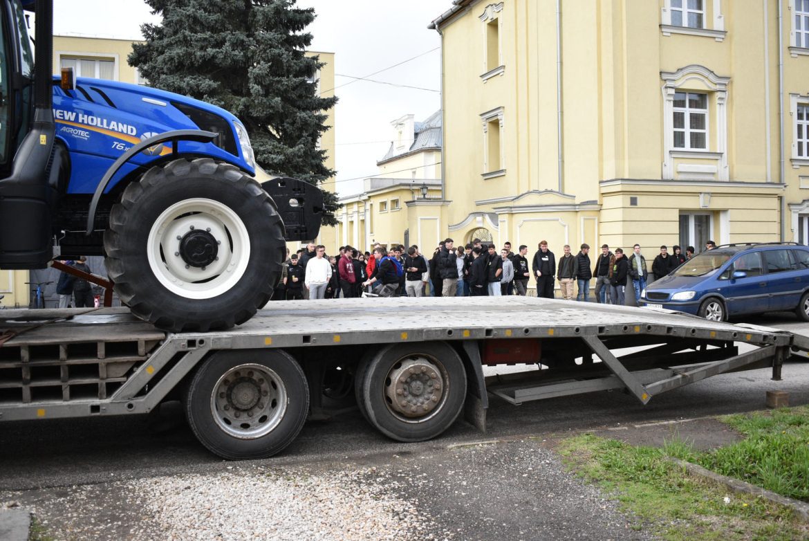 70 millió forintos traktor, Makó, Galamb-technikum