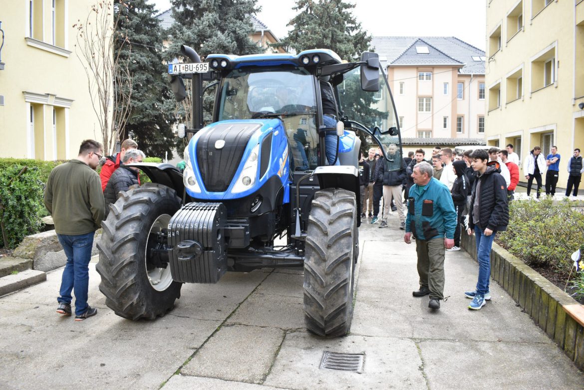 70 millió forintos traktor, Galamb-iskola, Galamb-technikum
