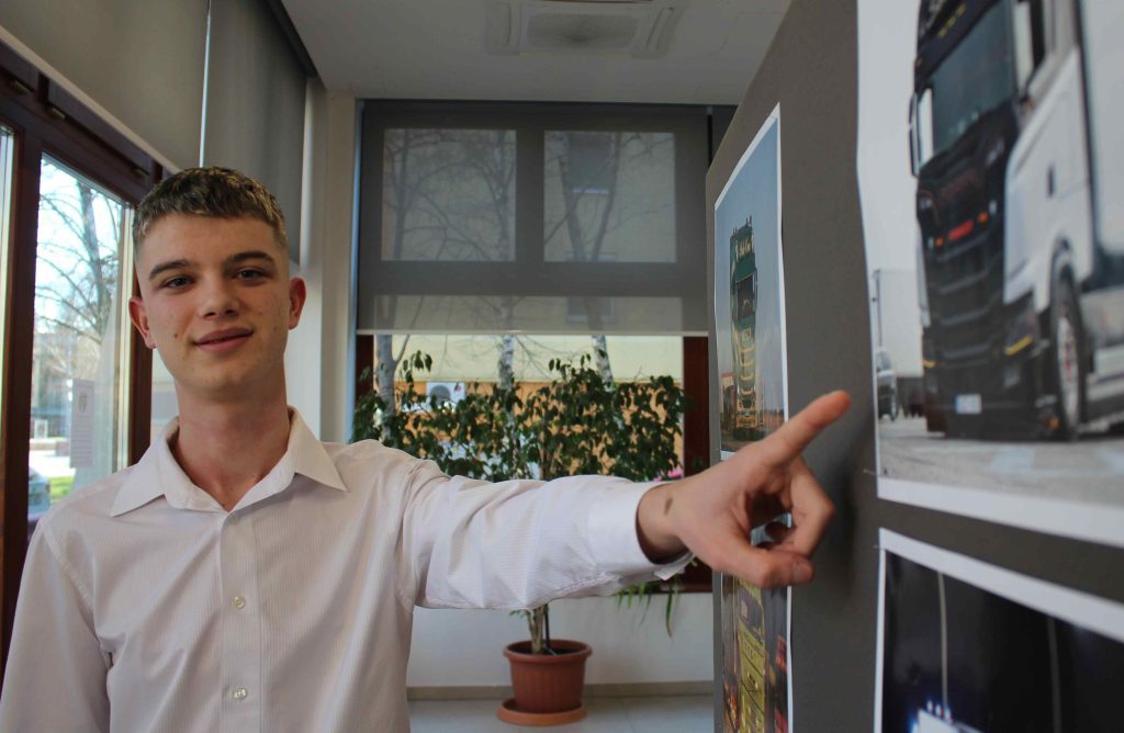 Kamionok szárnyán, kiállítás, Makó, József Attila Városi Könyvtár