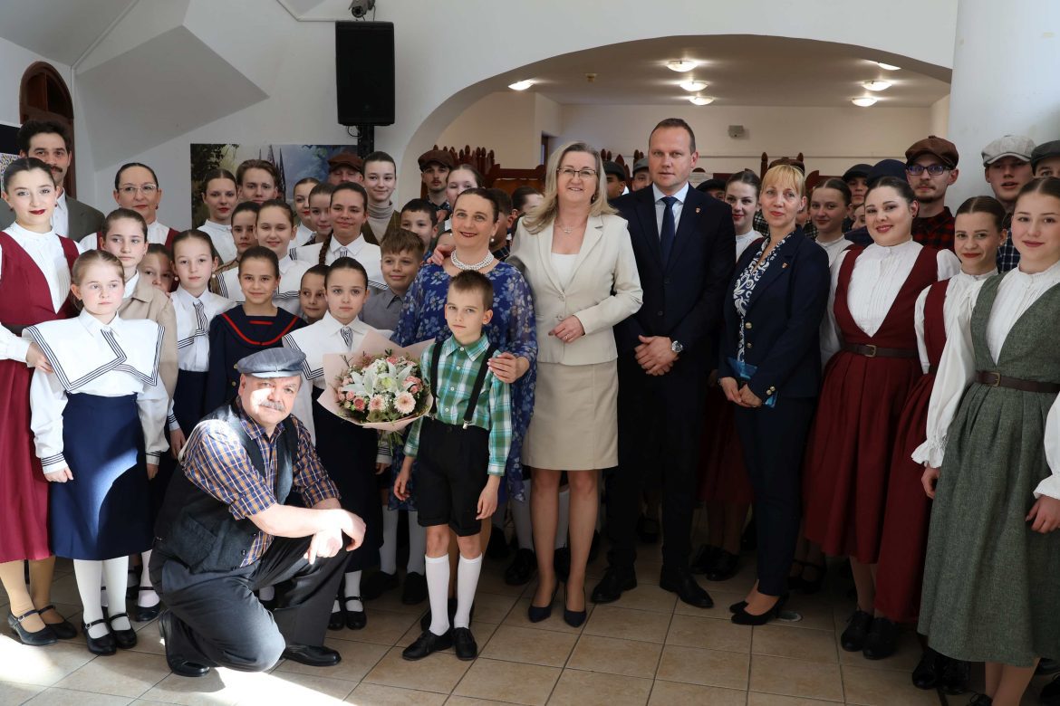 Fogadj szívedbe Társalgó8