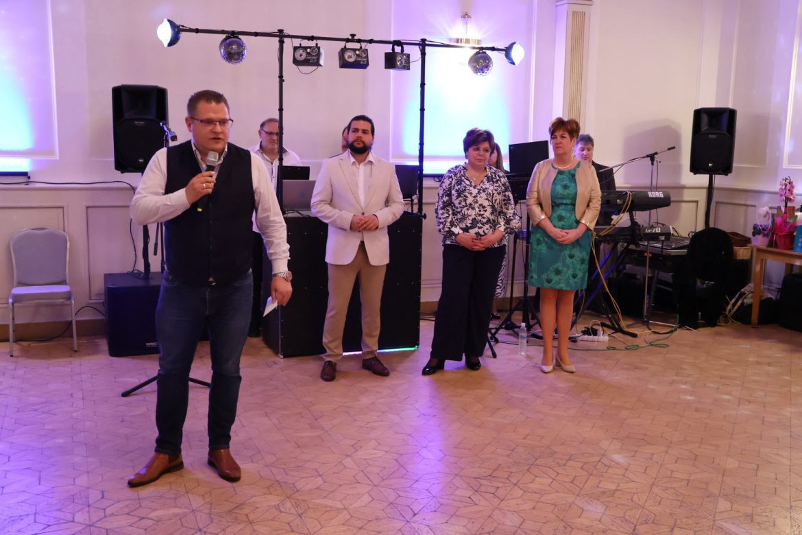 Nagy Sándor, a dunakeszi rotary klub titkára. Fotó: Halmágyi Gábor Nagy Sándor, Dunakeszi Rotary Club, titká, jótékonysági bál, Pápay iskola