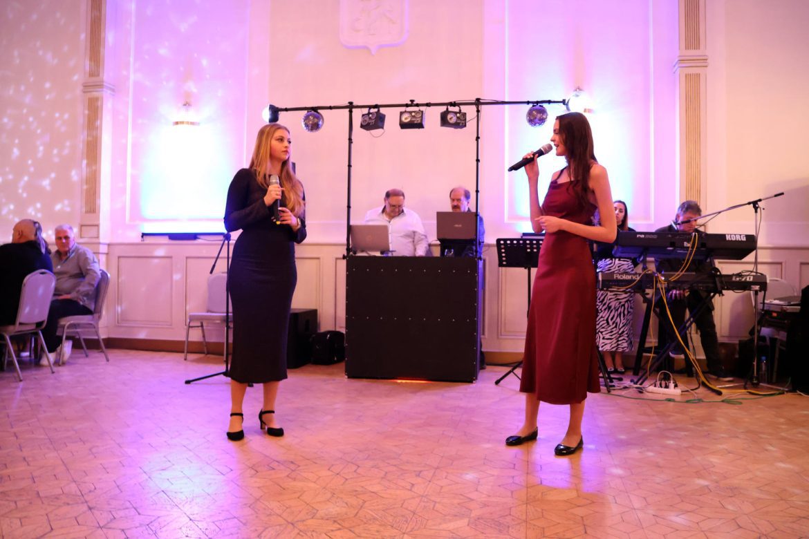 Énekesek a rotary klub és a Pápay-iskola közös rendezvényén. Fotó: Halmágyi Gábor