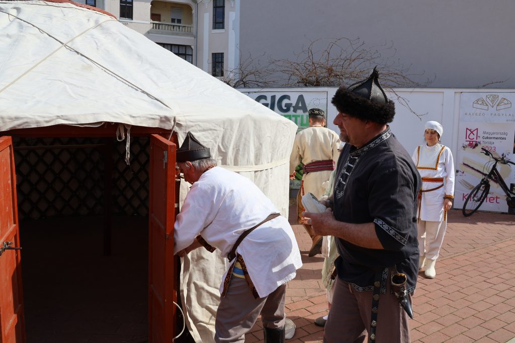 csücsür, 10. század, fesztivál