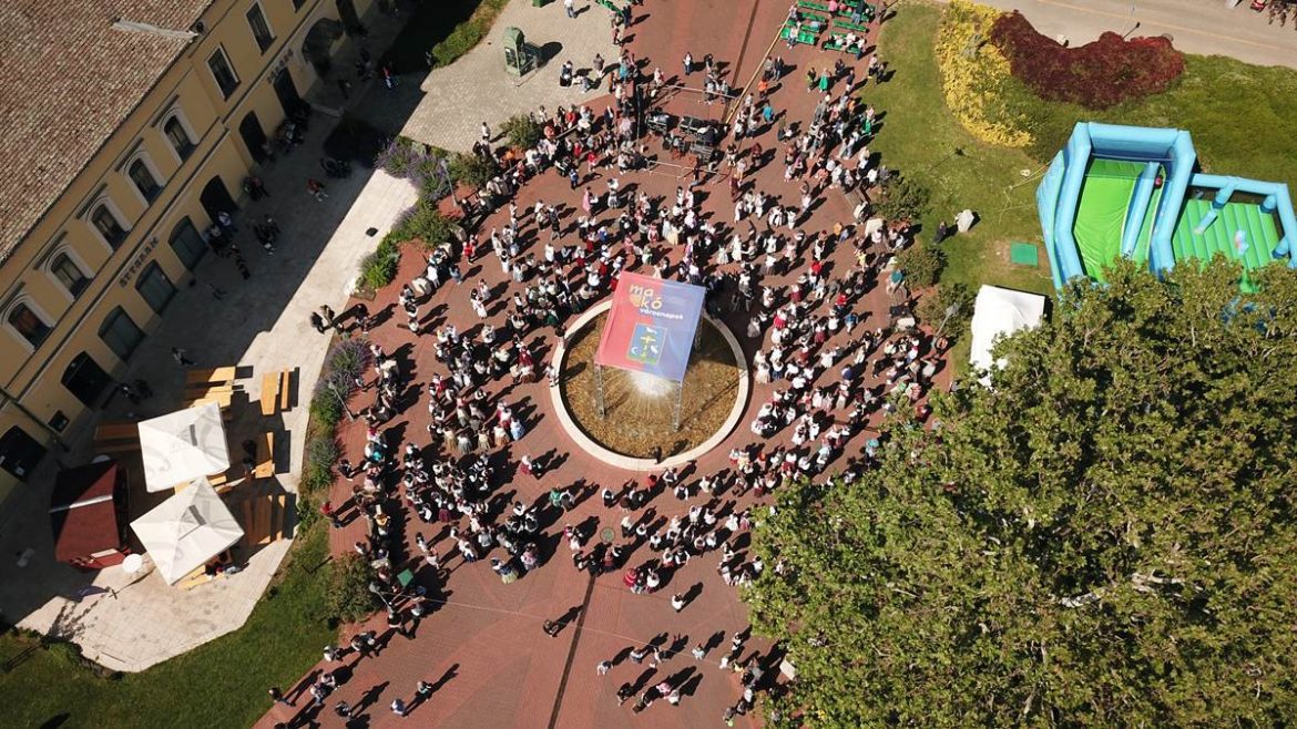 Makó, város főtere, apátfalvi csárdás, rekordkísérlet