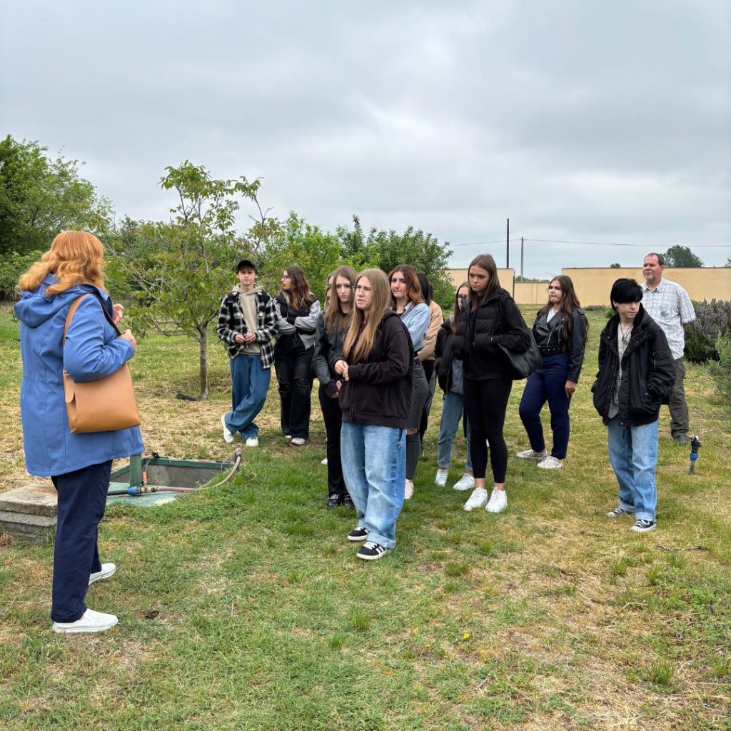 HSZC Eötvös József Technikum szépészeti ágazatának tanulói, szakmai kirándulás, Kecskemét, biodinamikus gazdálkodás, Demeter kert