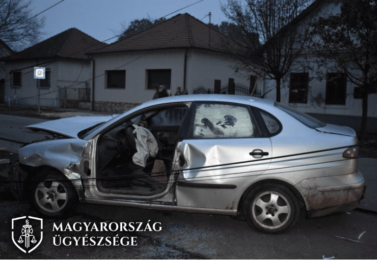 totálkárosra tört egy autót, villanyoszlopnak ütközött