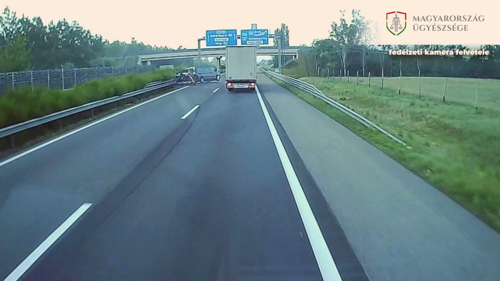 az M5-ös autópályán súlyos közúti balesetet okozott egy cseh férfi, fotó: ügyészség