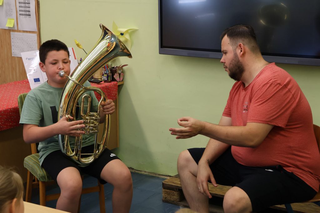 tematikus táborok, Maroslele, önkormányzat