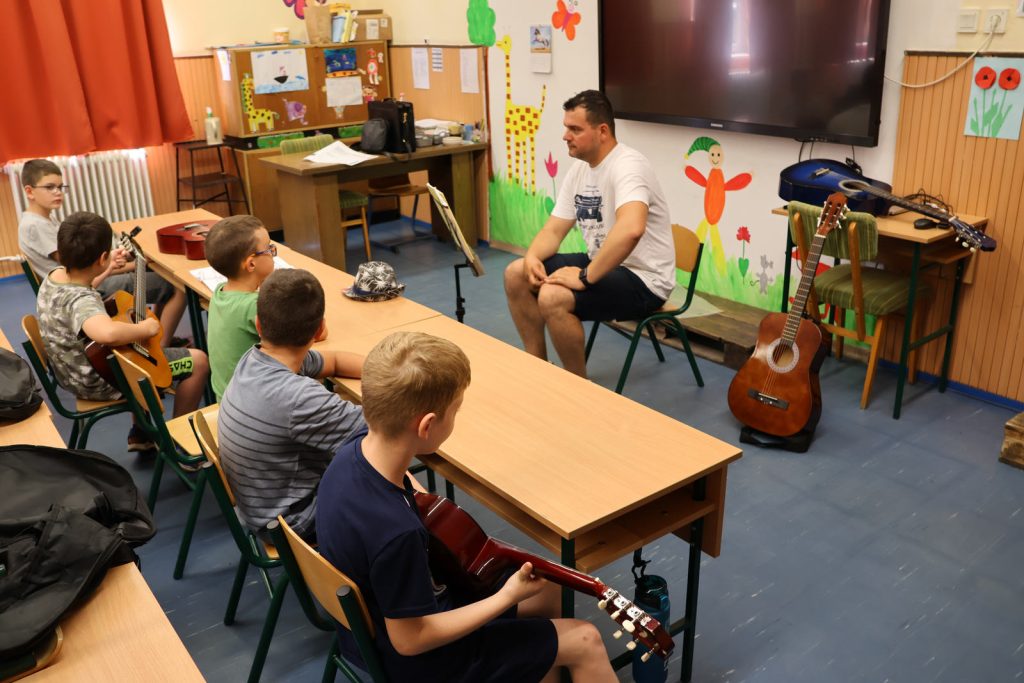 tematikus táborok, Maroslele, önkormányzat