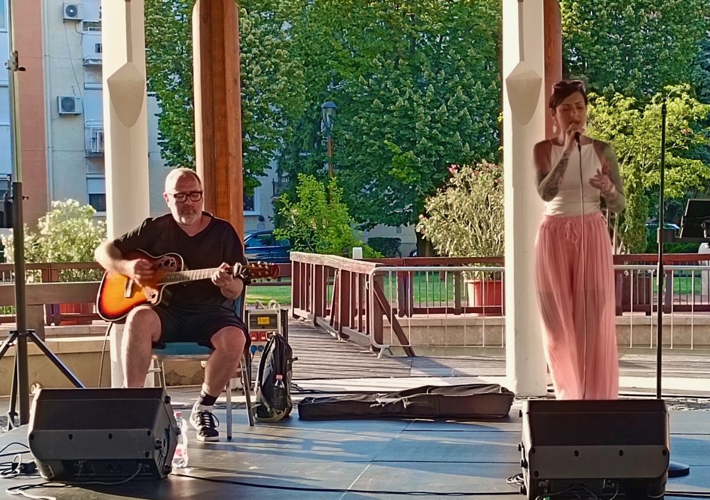 szegedi AV Acoustic duó, szentivánéji BORzsongás, Makó, Makovecz tér, fotó: Jeszenszky Zoltán