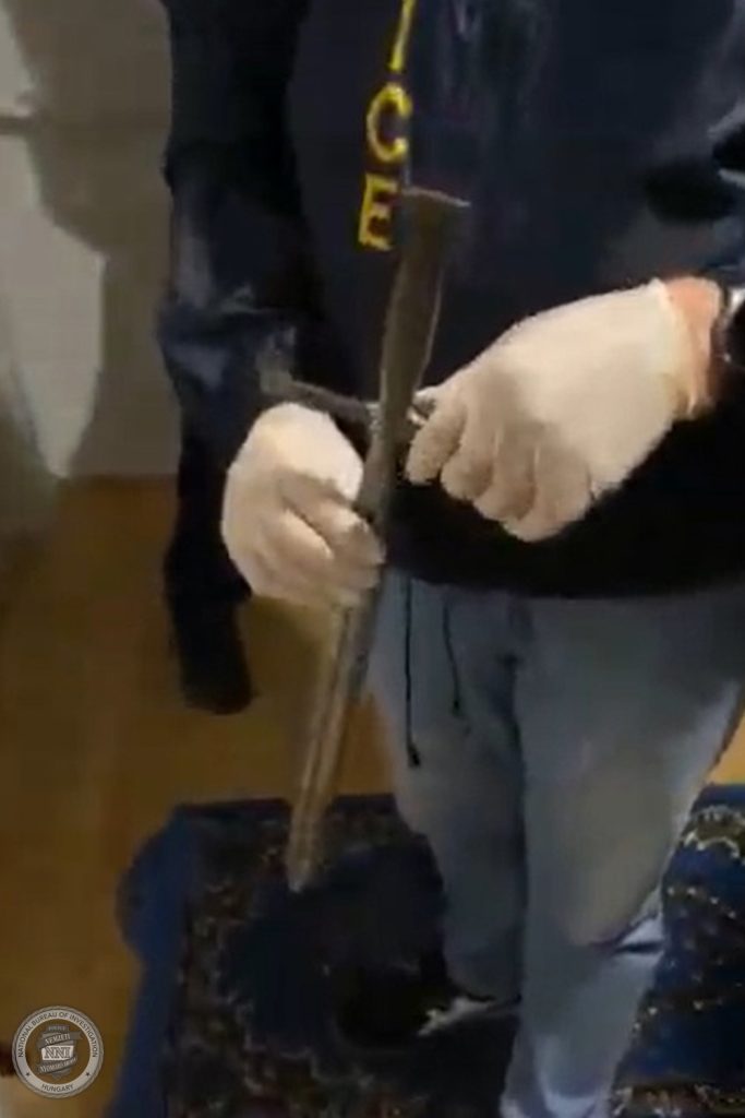 házkutatáson előkerült egyik kard