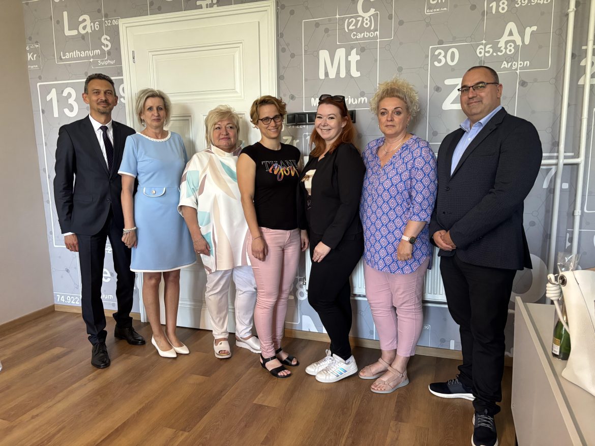 az év legeredményesebb pedagógusait is díjazták az Eötvös József Technikumban, csoportkép, fotó: HSZC Eötvös József Technikum