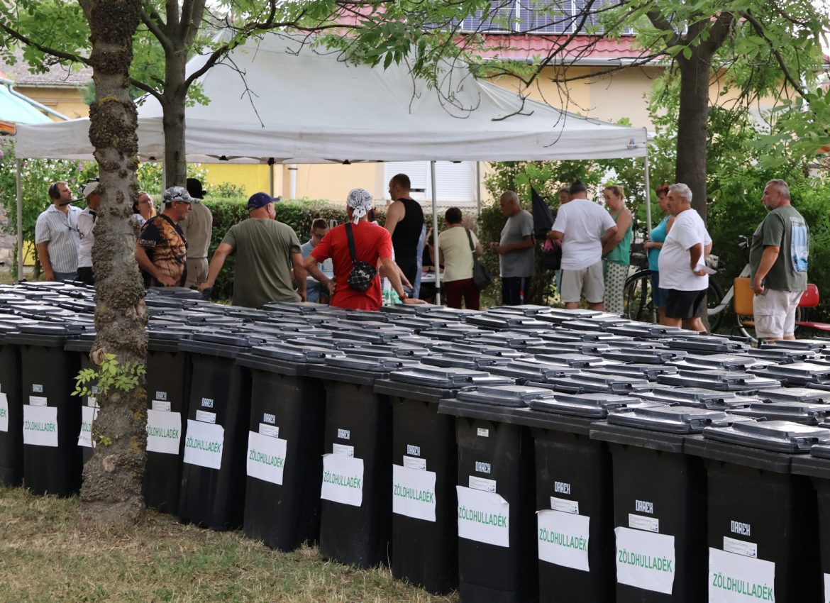 Kiss Ádám lakossági fórummal egybekötött zöldhulladék-tároló kuka osztása.