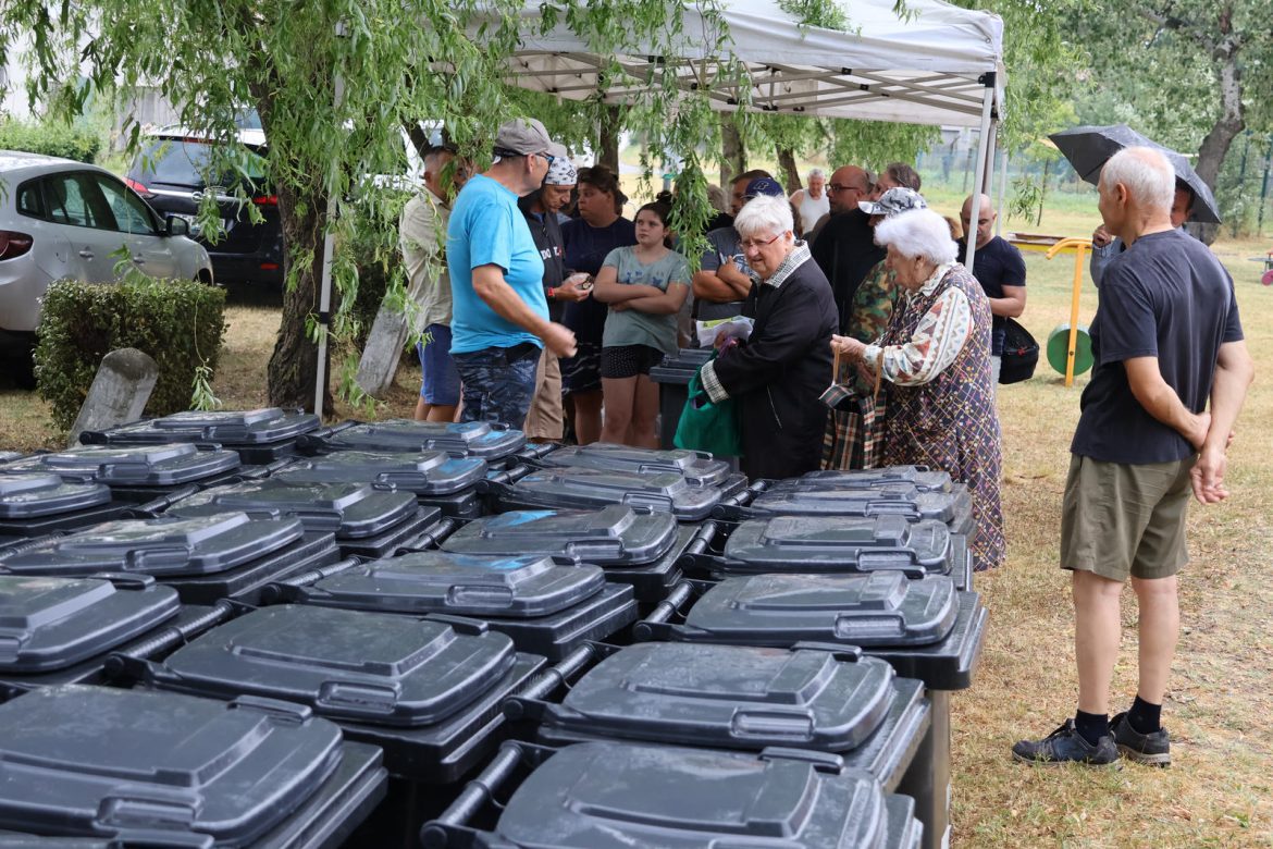 Tóth Ferenc osztja a zöldhulladékos kukákat.