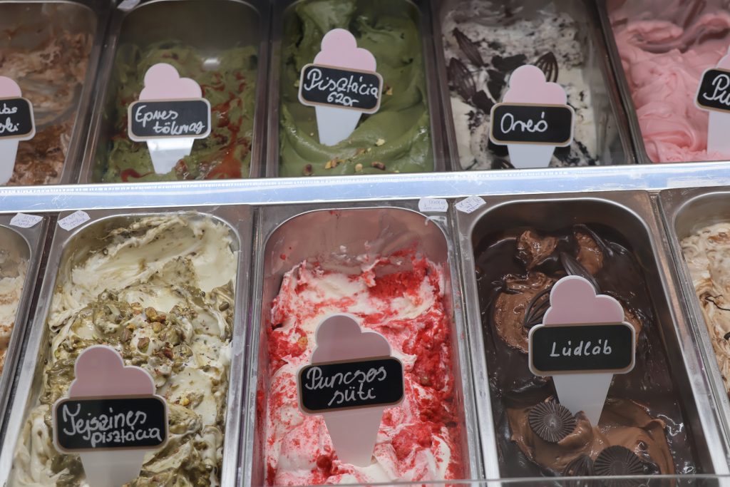 fagylalt, fagylaltkörkép, Gyöngy cukrászda, Makó, fotó: Miklós András
