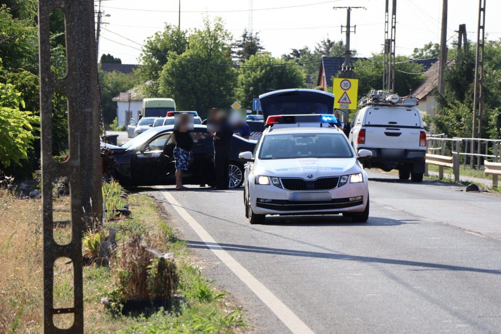villanyoszlopnak csapódott a gépkocsi