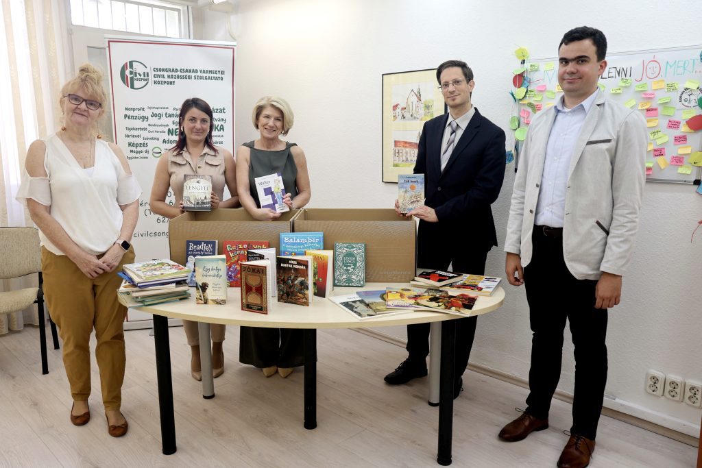 Salgó László, főispán, Csongrád-Csanád Vármegyei Kormányhivatal, jutalomkönyvek átadása, a Csongrád-Csanád Vármegyei Civil Központban, fotó: Gémes Sándor