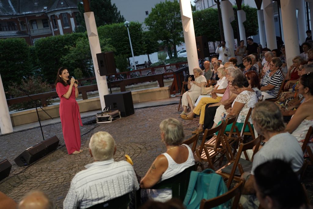 Szemerédi Bernadett, Makó, Zenepavilon