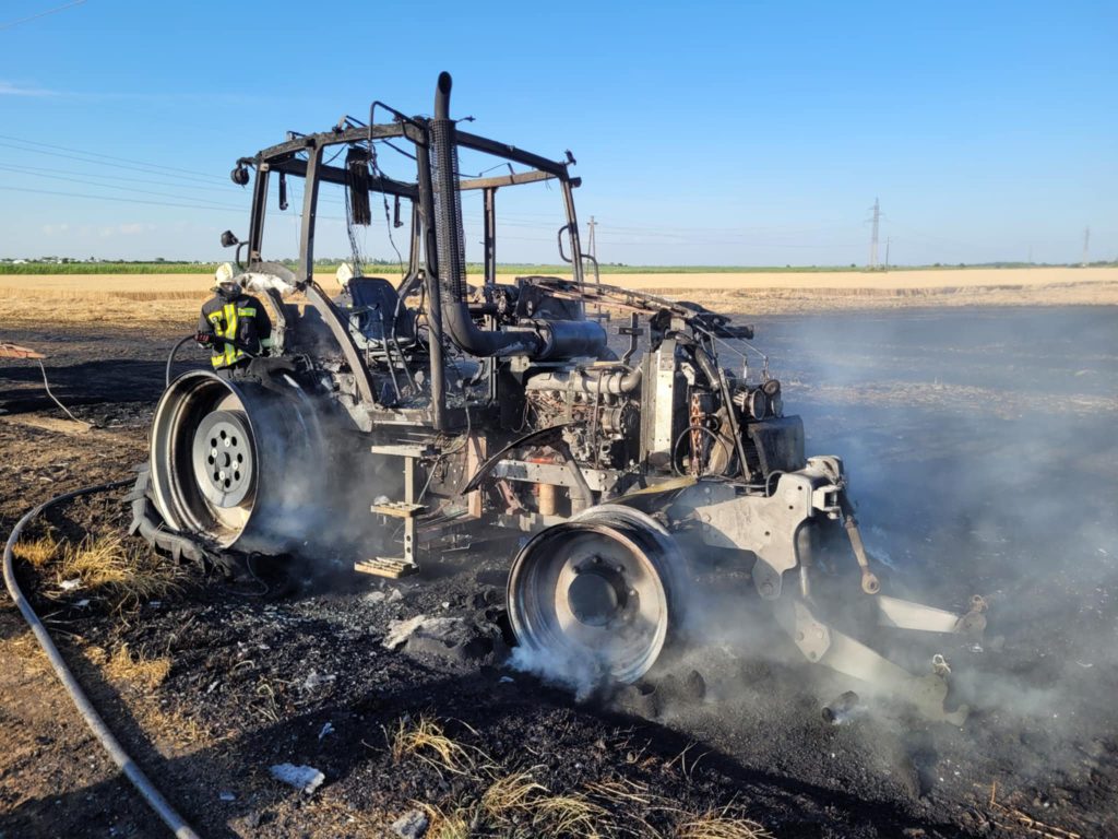 szabadtéri tüzek, kiégett traktor