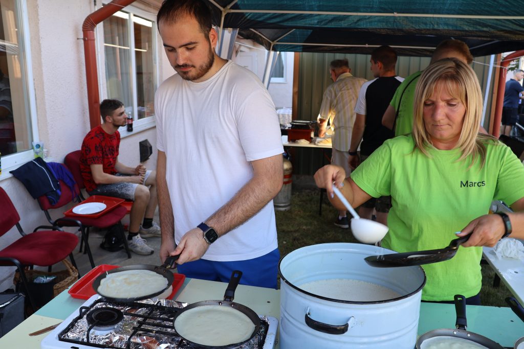 Nagylak, falunap, palacsintasütés