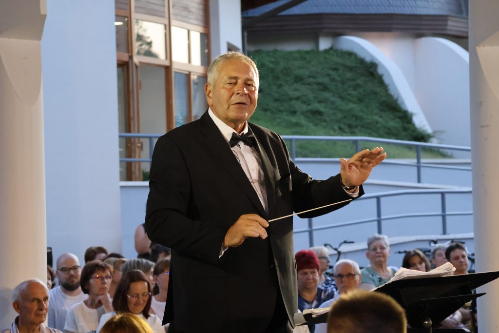 Makói Magán Zeneiskola Koncert- és Ifjúsági Fúvószenekarának koncertje 2025. augusztus 19-én, Makón, a Zenepavilonban, a Makovecz téren. Fotó: Jeszenszky Zoltán