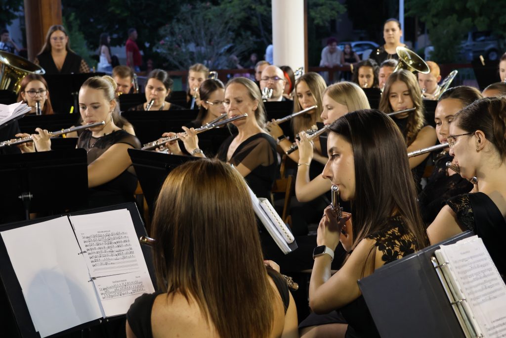 Makói Magán Zeneiskola Koncert- és Ifjúsági Fúvószenekarának koncertje 2025. augusztus 19-én, Makón, a Zenepavilonban, a Makovecz téren. Fotó: Jeszenszky Zoltán