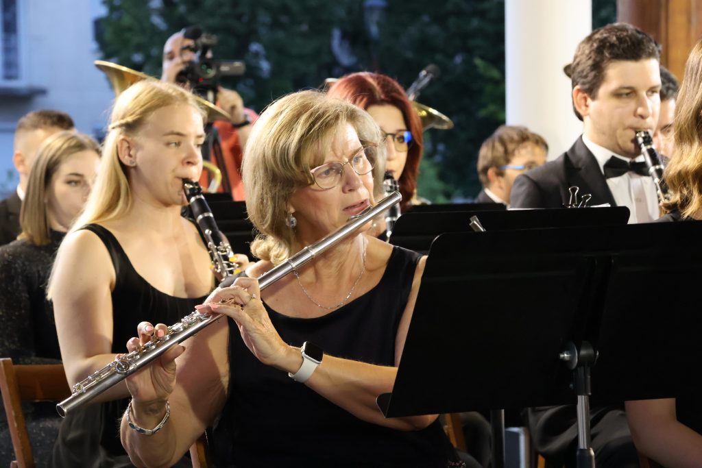 Makói Magán Zeneiskola Koncert- és Ifjúsági Fúvószenekarának koncertje 2025. augusztus 19-én, Makón, a Zenepavilonban, a Makovecz téren. Fotó: Jeszenszky Zoltán