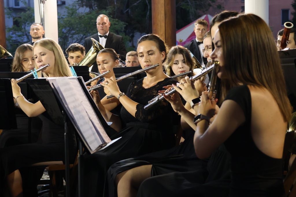 Makói Magán Zeneiskola Koncert- és Ifjúsági Fúvószenekarának koncertje 2025. augusztus 19-én, Makón, a Zenepavilonban, a Makovecz téren. Fotó: Jeszenszky Zoltán