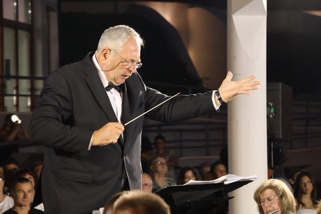 Makói Magán Zeneiskola Koncert- és Ifjúsági Fúvószenekarának koncertje 2025. augusztus 19-én, Makón, a Zenepavilonban, a Makovecz téren. Fotó: Jeszenszky Zoltán