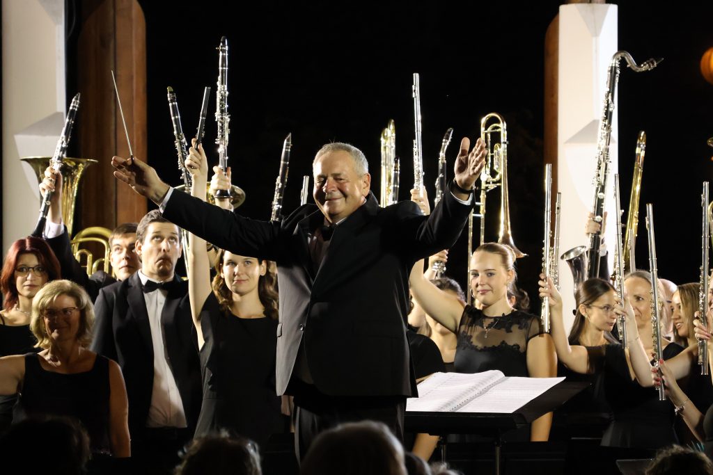 Makói Magán Zeneiskola Koncert- és Ifjúsági Fúvószenekarának koncertje 2025. augusztus 19-én, Makón, a Zenepavilonban, a Makovecz téren. Fotó: Jeszenszky Zoltán