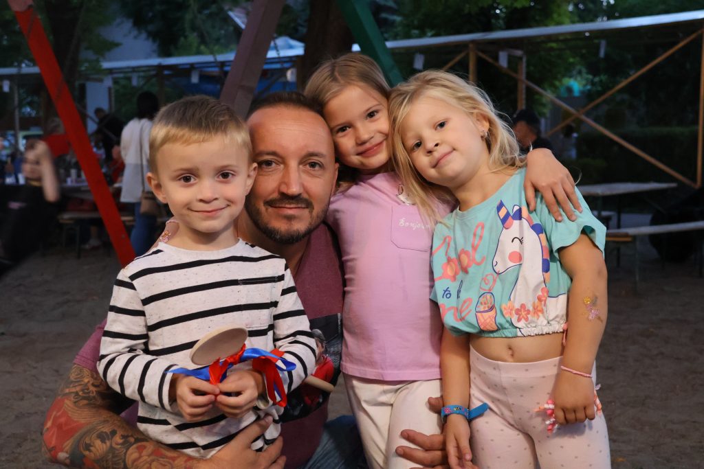 Szent István téri városrésznap, Makó, 2025. augusztus 23., baráti társaság, Fotó: Jeszenszky Zoltán