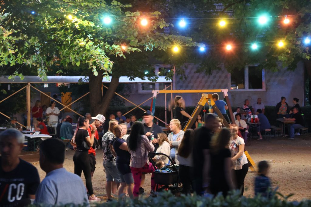 Szent István téri városrésznap, Makó, 2025. augusztus 23., baráti társaság, Fotó: Jeszenszky Zoltán