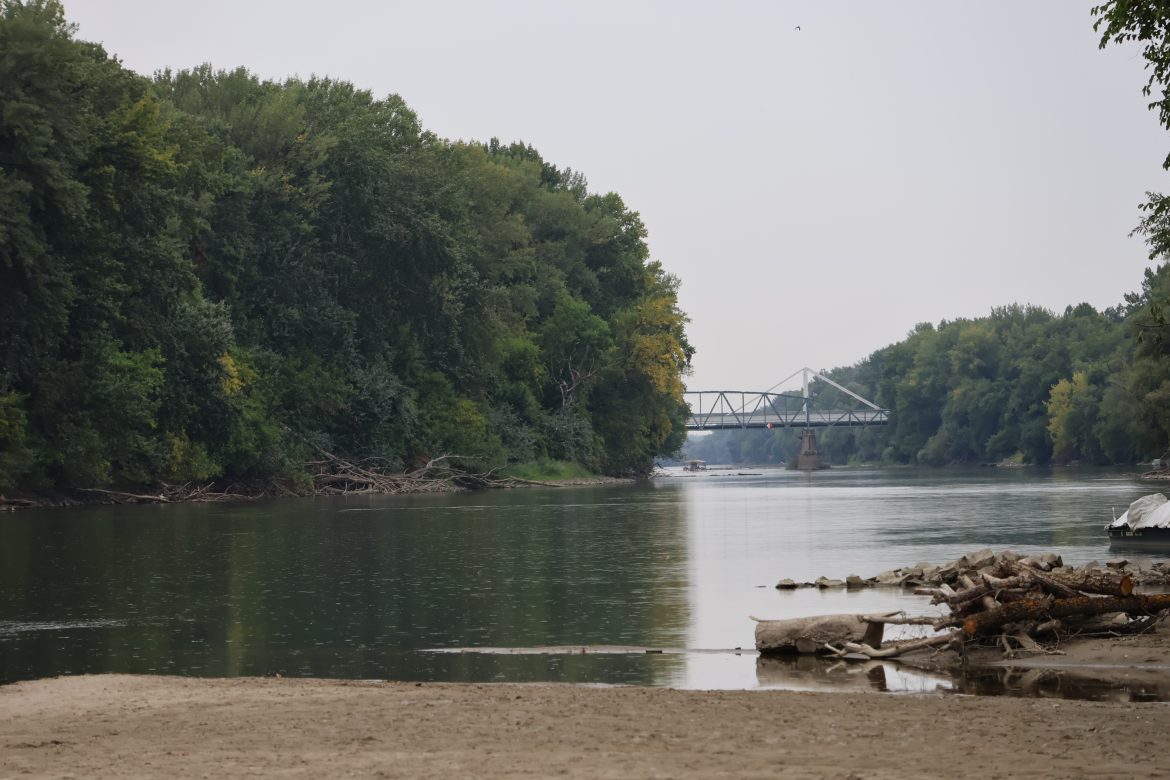 Maros folyó Makónál, 2025. augusztus 21-én, amikor újból megdőlt a legkisebb vízszint rekordja, fotó: Jeszenszky Zoltán