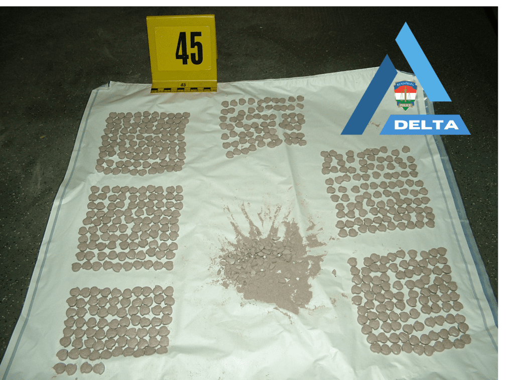 Több mint négy kiló drogot egy szegedi férfi garázsában. A díler már többször lebukott. Fotó: police.hu