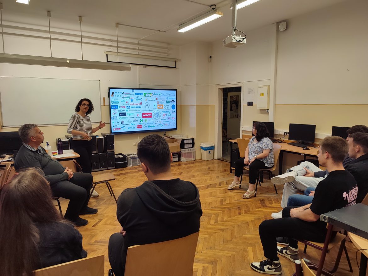 A Neumann Technológiai Bázis munkatársai látogattak el az Eötvös József Technikumba. Fotó: HSZC Eötvös József Technikum