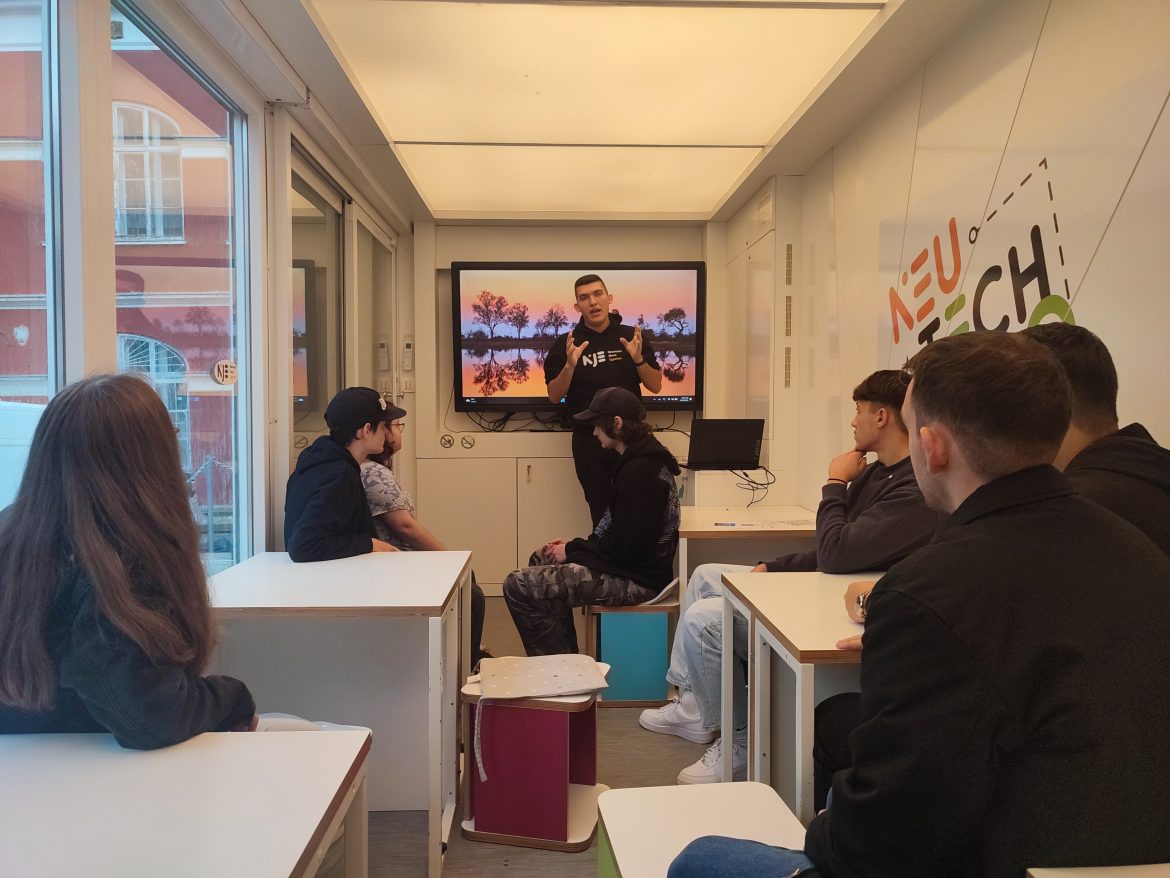 A Neumann Technológiai Bázis munkatársai látogattak el az Eötvös József Technikumba. Fotó: HSZC Eötvös József Technikum