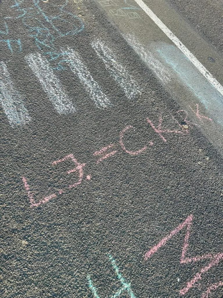 Hódmezővásárhely közelében rendezett aszfaltrajzversenyen készült kép. 