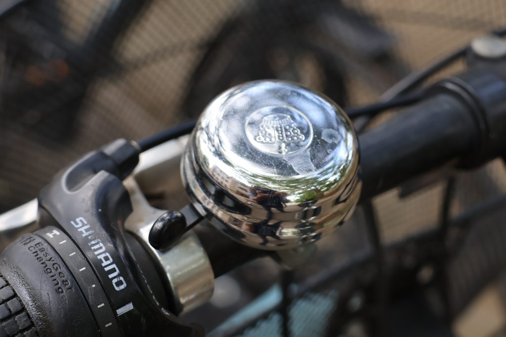 kerékpár kötelező tartozékai, prizma, lámpa, csengő