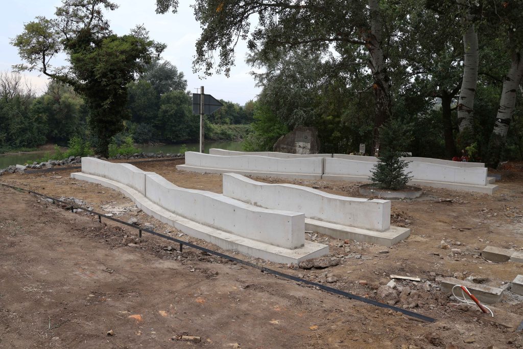 kegyeleti emlékhely a Maros-parton