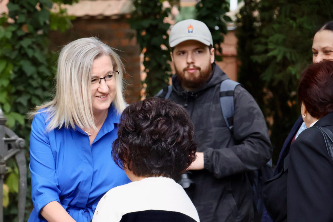 makói mozgáskorlátozottak csoportja, tárlatvezetés, József Attila Múzeum, fotó: Jeszenszky Zoltán