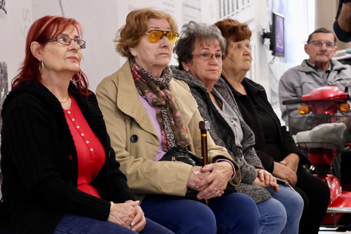 makói mozgáskorlátozottak csoportja, tárlatvezetés, József Attila Múzeum, fotó: Jeszenszky Zoltán