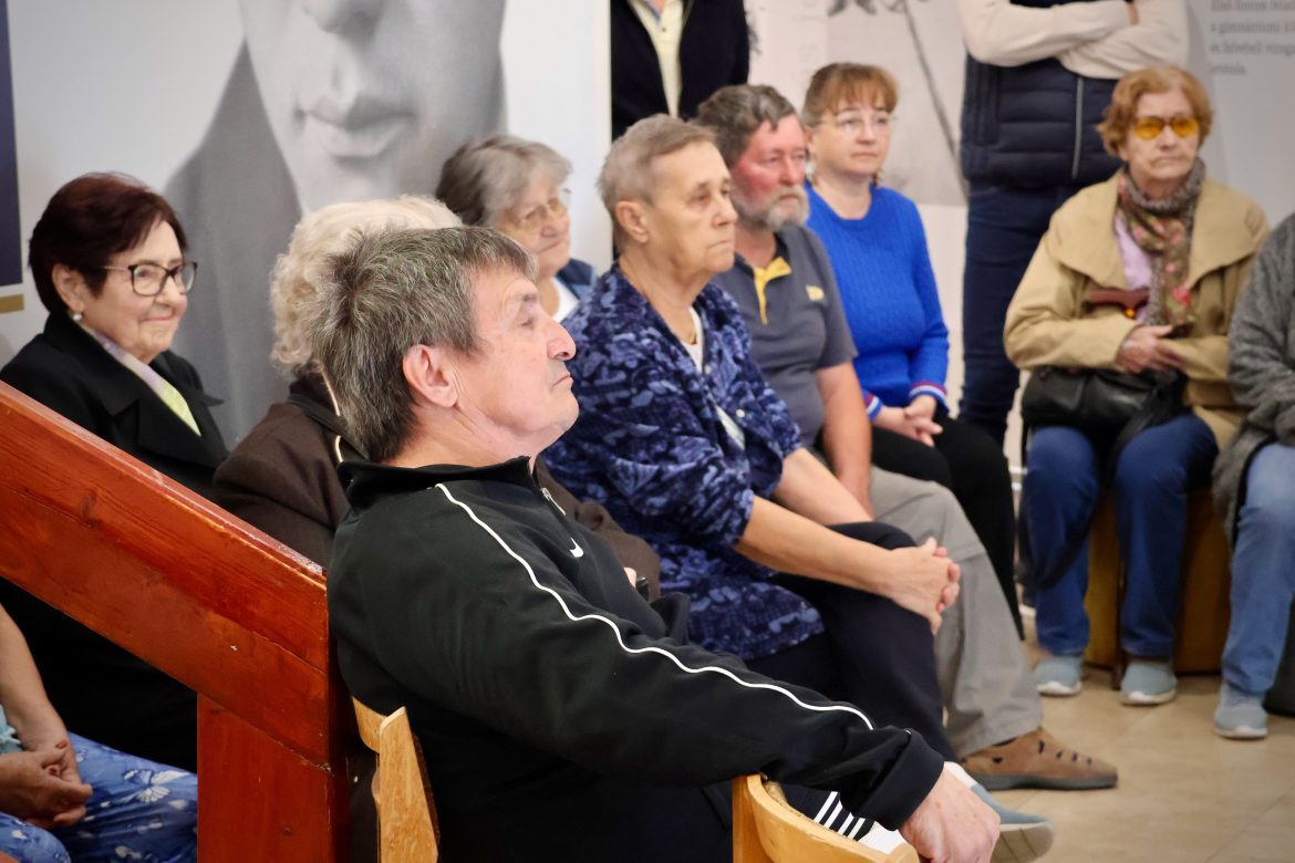 makói mozgáskorlátozottak csoportja, tárlatvezetés, József Attila Múzeum, fotó: Jeszenszky Zoltán