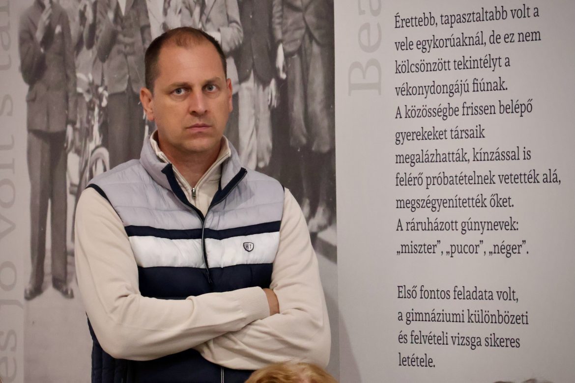 makói mozgáskorlátozottak csoportja, tárlatvezetés, József Attila Múzeum, fotó: Jeszenszky Zoltán