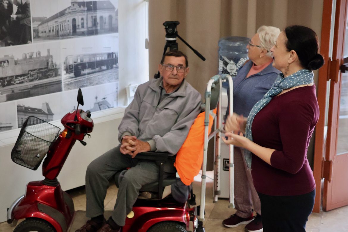 makói mozgáskorlátozottak csoportja, tárlatvezetés, József Attila Múzeum, fotó: Jeszenszky Zoltán