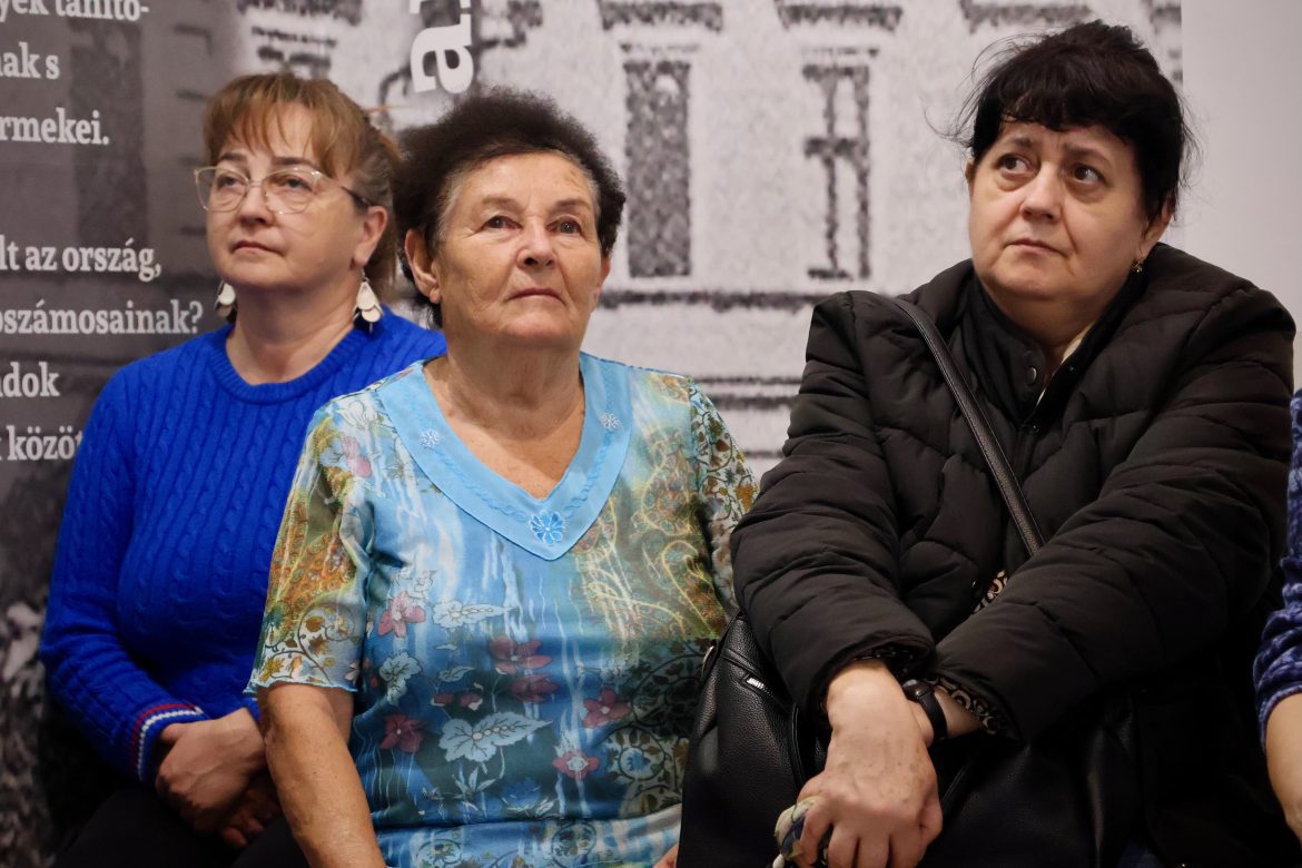 makói mozgáskorlátozottak csoportja, tárlatvezetés, József Attila Múzeum, fotó: Jeszenszky Zoltán