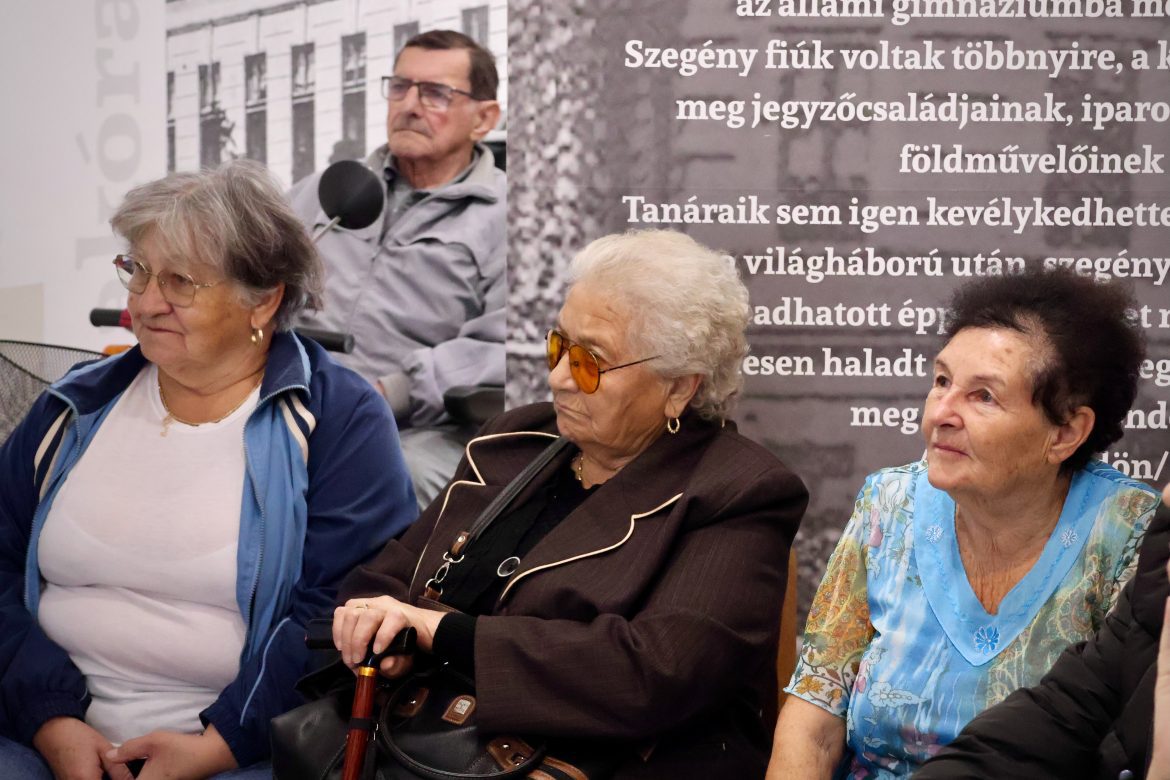 makói mozgáskorlátozottak csoportja, tárlatvezetés, József Attila Múzeum, fotó: Jeszenszky Zoltán