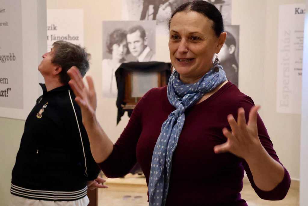 Szikszai Zsuzsanna, múzeumigazgató, makói mozgáskorlátozottak csoportja, tárlatvezetés, fotó: Jeszenszky Zoltán