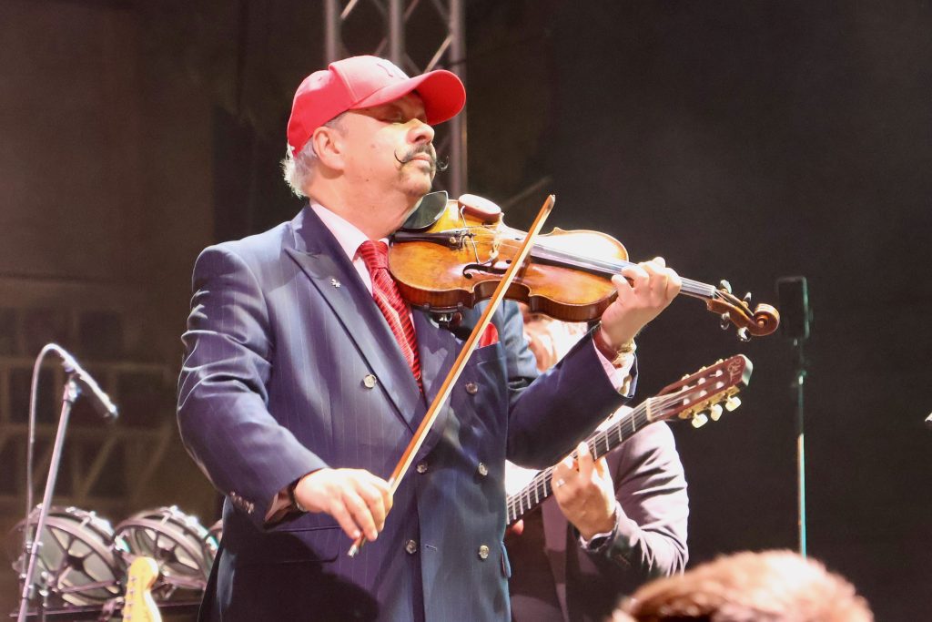 Szerencsekoncert, Roby Lakatos, Makó, Széchenyi tér, 2025. szeptember 25., fotó: Jeszenszky Zoltán